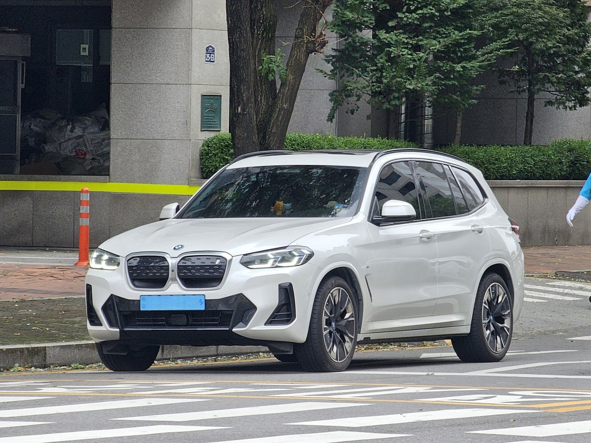 BMW iX3 iX3 74 kWh usable — 3