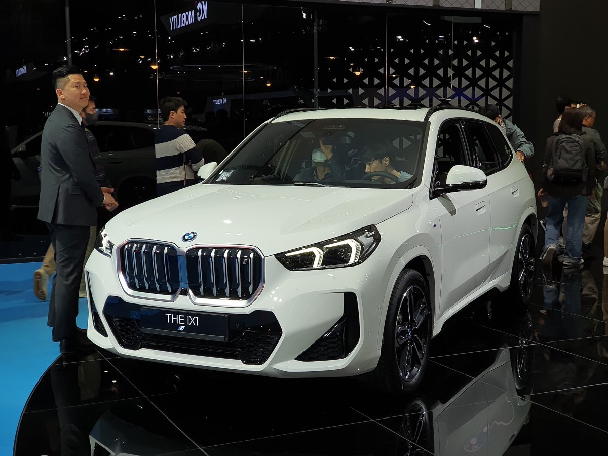 BMW iX1 xDrive30 64.7 kWh — 3