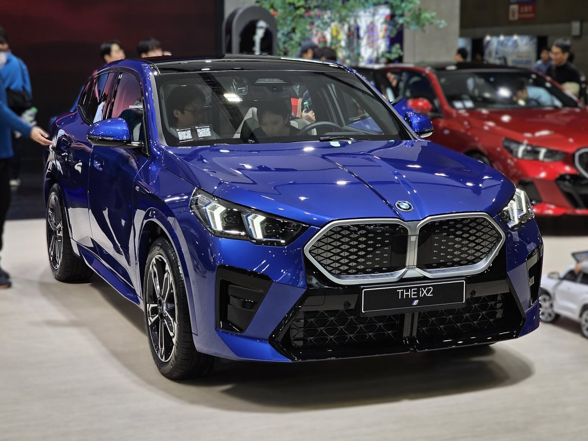 BMW iX2 xDrive30 64.7 kWh — 3