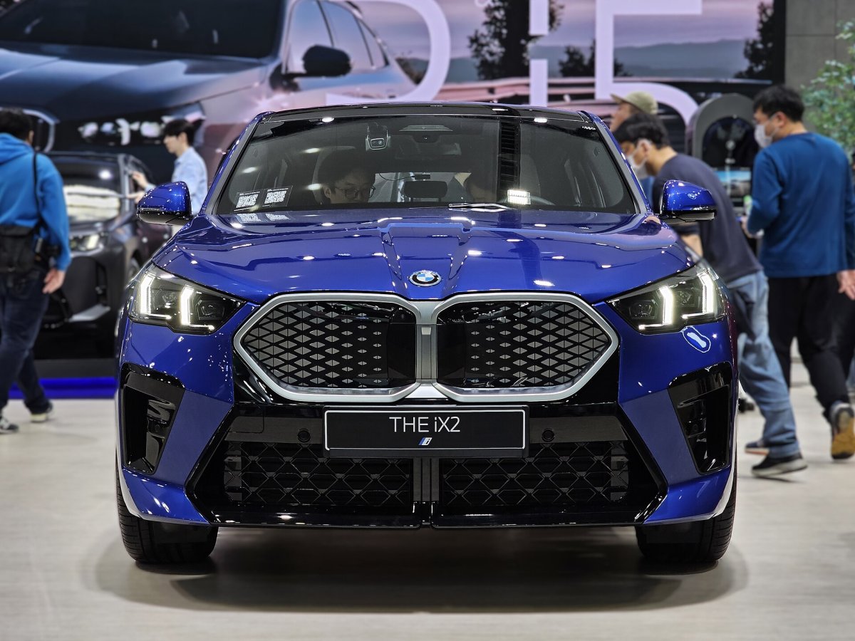 BMW iX2 xDrive30 64.7 kWh — 2