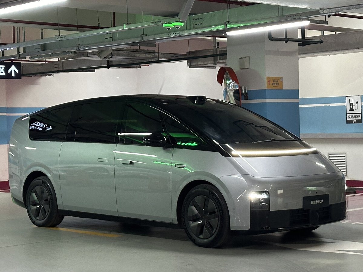 Li Auto Mega 102.7 kWh (CLTC 710 km) — 3