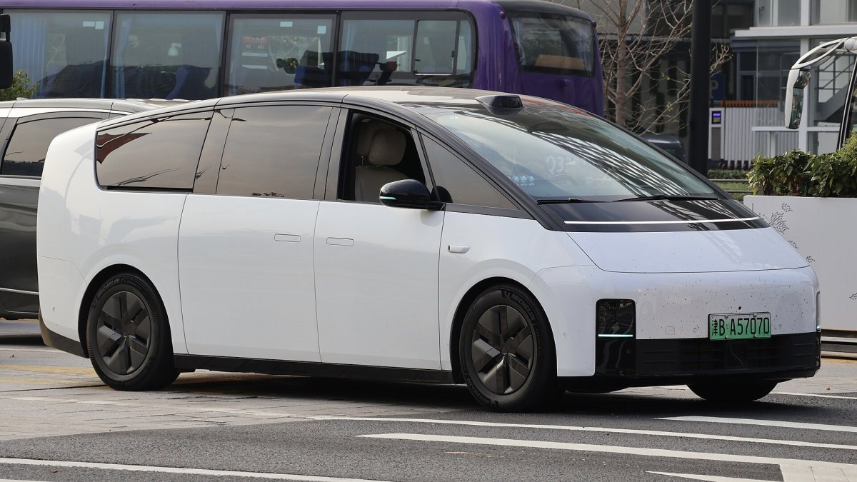Li Auto Mega 102.7 kWh (CLTC 710 km) — 2
