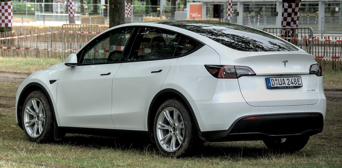 Tesla Model Y Model Y Long Range AWD — 4